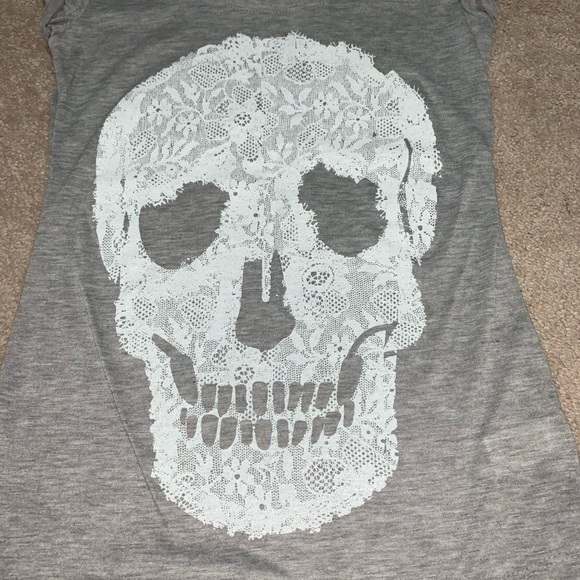 White Lace Skull T-shirt - Picture 2 of 4